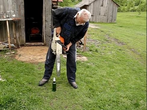 man opent bier met kettingzaag